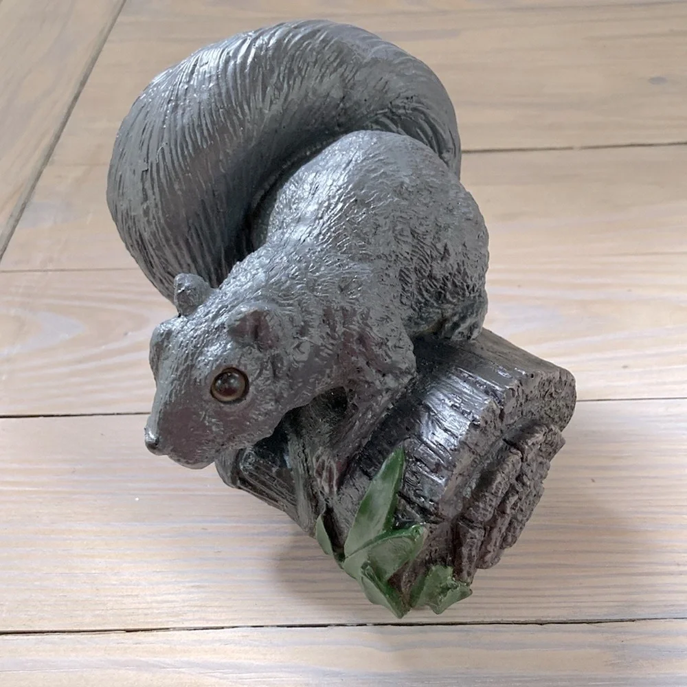 GRAY SQUIRREL Resin Outdoor Garden Decor on a Log 7 x 6 x 5 inches